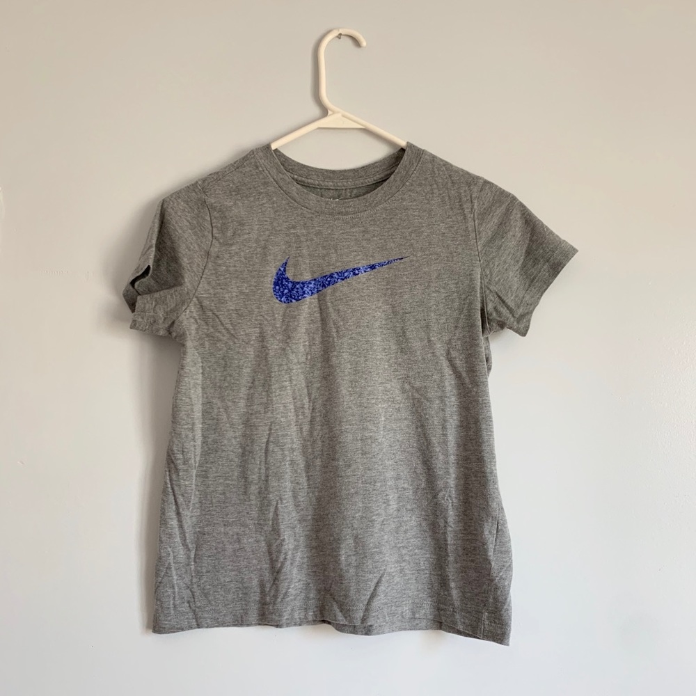 Grey Nike tee shirt